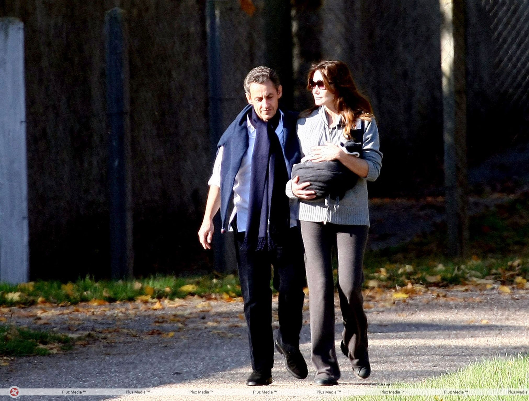 Nicolas Sarkozy and wife Carla Bruni taking a stroll with Giulia | Picture 113960